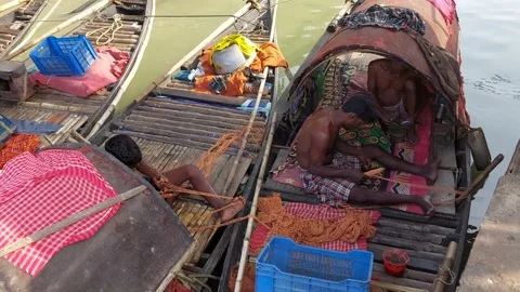 Fishermen are weaving nets on the Ganges in Kolkata Stock-Footage 180914715