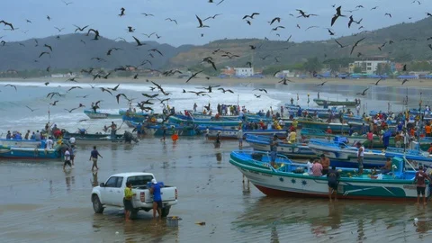 Fishermen on beach in Ecuador 库存影片 101255510