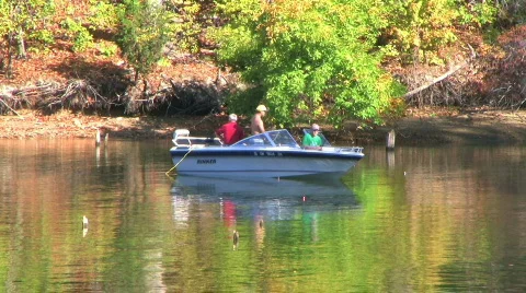 Fishermen in Boat 動画素材 116335