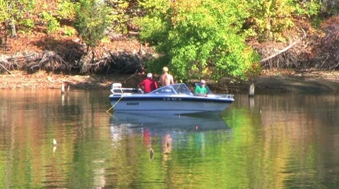 Fishermen in Boat 動画素材 8646451