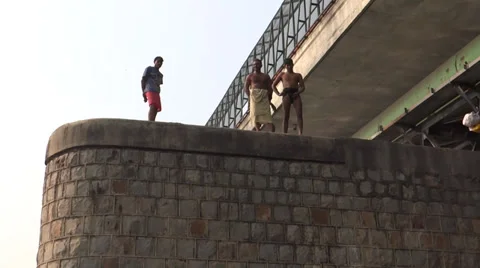 Fishermen on a bridge 스톡 동영상 32865293