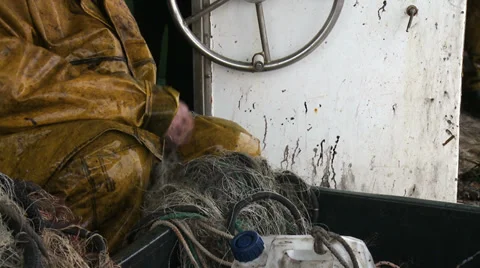 Fishermen cleaning nets 1 Vídeos de archivo 31257535