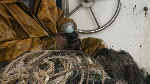 Fishermen cleaning nets 5 Vídeos de archivo 31266164