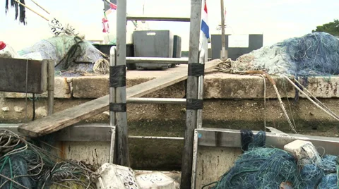Fishermen cleaning nets 9 Vídeos de archivo 31278463