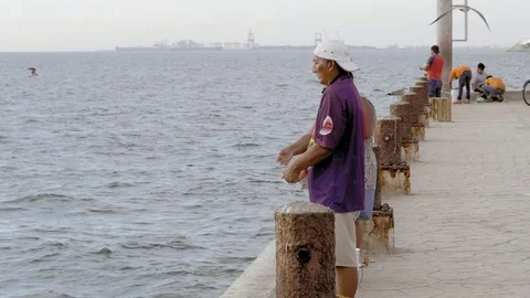 FISHERMEN AT DOCK IN PUERTO PROGRESO LIFE IN MERIDA YUCATAN MEXICO. Video stock 100793088