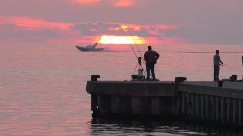 Fishermen on the dock at sunset Video stock 95044611