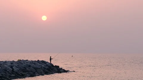 Fishermen in Dubai, UAE Vídeos de archivo 125907834