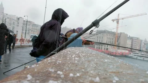 Fishermen on the Galata bridge. Vidéo 149661580