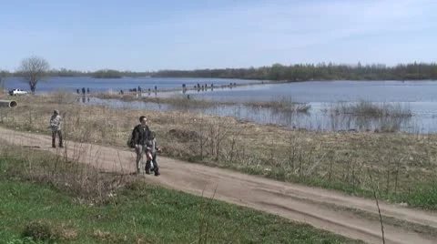 Fishermen on the lake Vídeo Stock 8918508