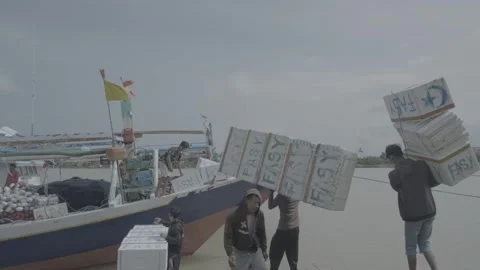 Fishermen Loading Foam Fish Boxes onto Boat in Makassar Indonesia Vídeo Stock 331705071