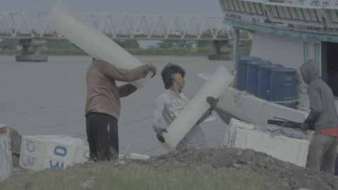 Fishermen Loading Ice Blocks onto Boat in Makassar Indonesia Vídeo Stock 331705091