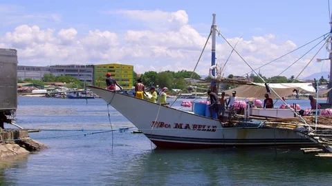 FISHERMEN LOADING ICE PUERTO PRINCESA PHILIPPINES Stock Footage 76706788