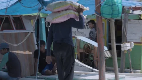 Fishermen Loading Rice Sacks onto Boat in Makassar Indonesia Vídeo Stock 331719356
