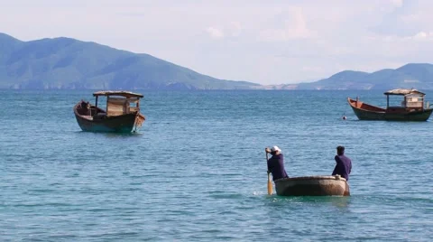 Fishermen paddling in coracle Video stock 54591585