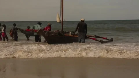 Fishermen pull their boats to the beach at the end of the day in Uganda Stock Footage 148921614