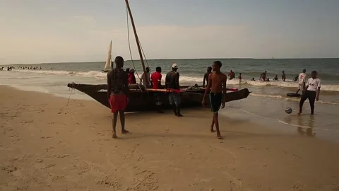 Fishermen pull their boats to the beach at the end of the day in Uganda Stock Footage 148922305