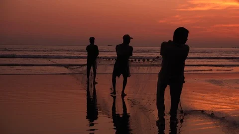 Fishermen pulling net during sunset in Goa,India Stock-Footage 100238180