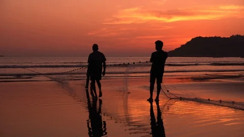 Fishermen pulling net during sunset in Goa,India Stock-Footage 100262077