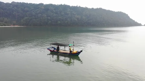 Fishermen pulling in net Vídeo Stock 109326966