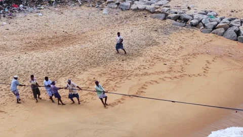 Fishermen Pulling Rope On Sri Lanka Beach Видео 331748337