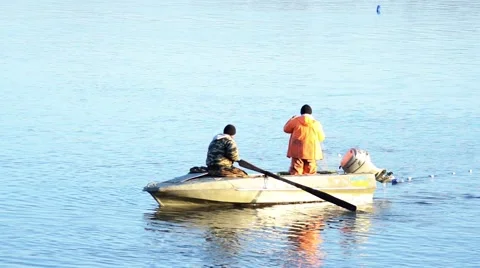 Fishermen put the net from the boat. Video stock 46987890