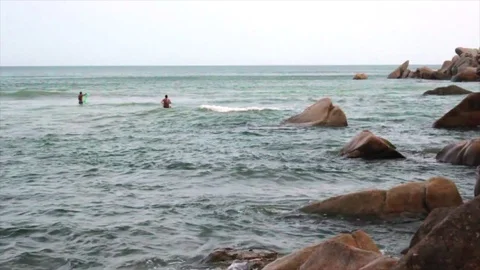 Fishermen at the shore 库存影片 75883323