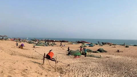 Fishermen work with nets on a sandy beach in India Stock-Footage 306681953