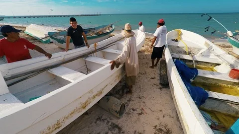 FISHERMEN WORKING IN PROGRESO YUCATAN Stockbeeldmateriaal 75737882