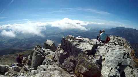 Fisheye time lapse of flowing clouds and satisfied hikers on the top of Krivan Vídeo Stock 195961604