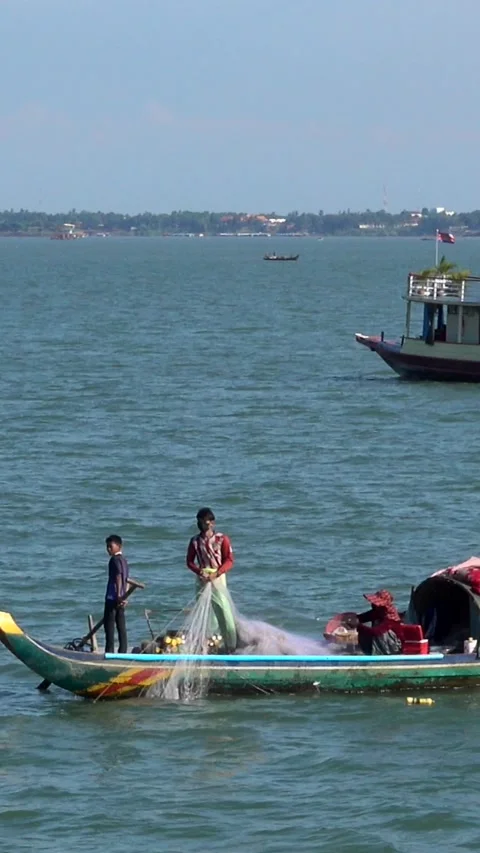 Fishing boat checking its catch on the Mekong river Stock Footage 225349895