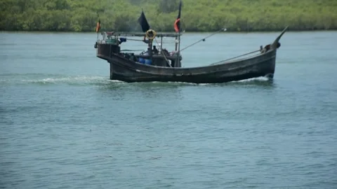 Fishing Boat Moving Fast on River Toward Bay of Bengal Coxs Bazar Bangladesh Vídeo Stock 331987702
