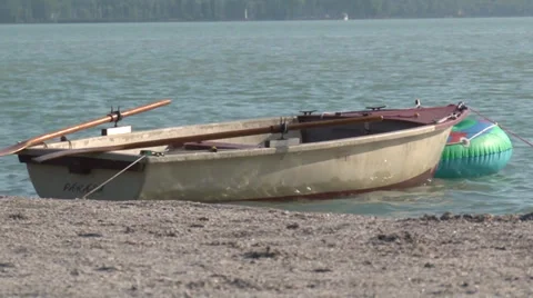 Fishing boat on the shore of the beach Vídeo Stock 27872257