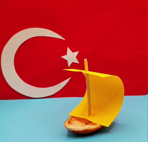 A fishing boat on the waves Vídeo Stock 335075088