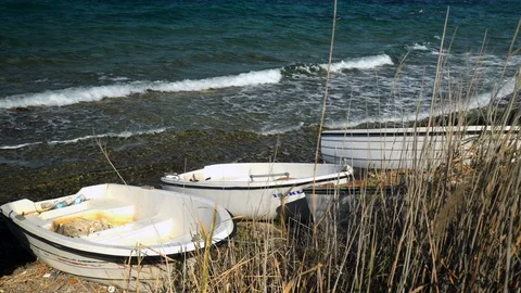 Fishing boats on the beach Vidéo 104648326
