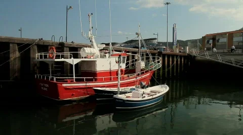 Fishing boats at the docks Video stock 793871