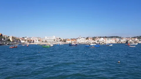 Fishing boats drifting on the waves 動画素材 102980499