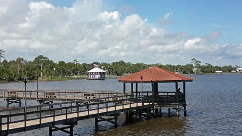 Fishing off dock pavlion Vídeo Stock 250354618