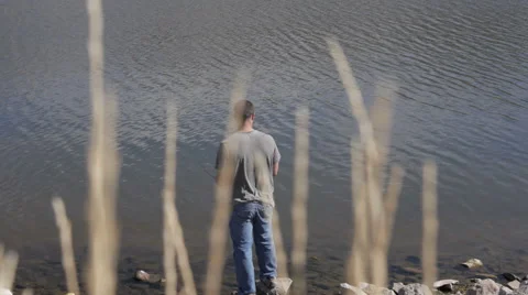 Fishing in front of tall grass Vidéo 50760031