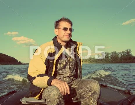 Fishing men on boat with motor - vintage retro style Stock-Fotos