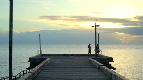 Fishing pier with a cloudy sunset Video stock 168479133