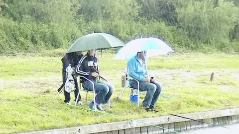 Fishing in the rain Video stock 85572039