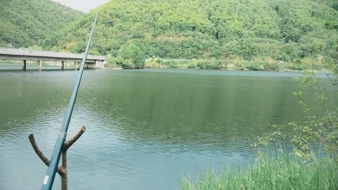 The fishing rod stands on the stand, waiting for the fish to nod Vídeo Stock 108317019