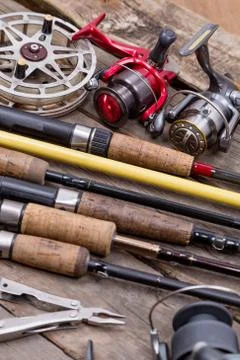 Fishing rods and reels on wooden boards Foto stock