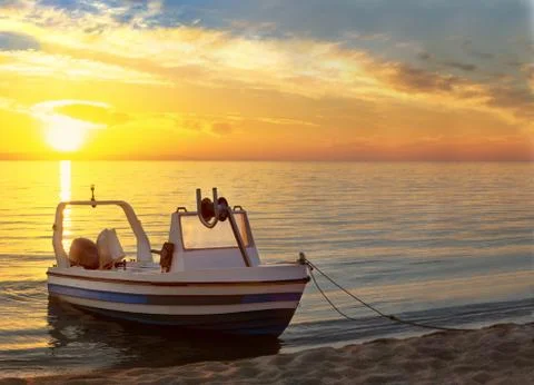 Fishing ship on the beach Stockfoto's