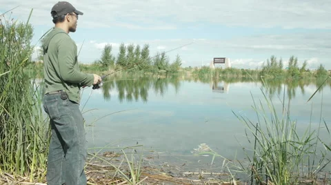 Fishing on a small pond. 库存影片 54329825