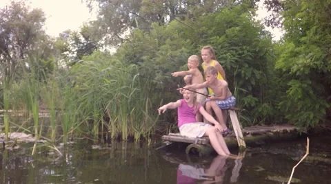 Fishing two boys and two girls. 库存影片 64550140
