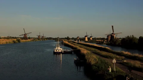 旁晚風車邊釣魚   Fishing by the windmill at nightfall Stock Footage 147866895