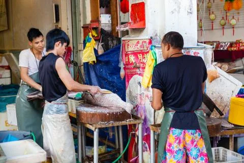 Fishmonger cleans fresh fish 스톡 사진
