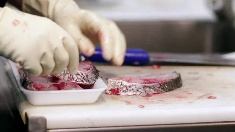 Fishmonger cutting fish Stock Footage 75451597