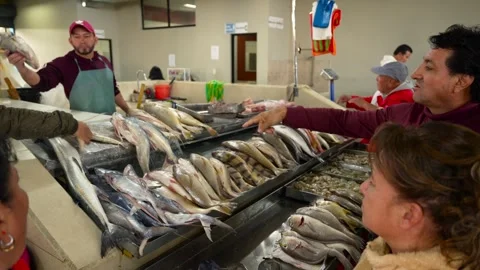 Fishmonger Showing Fresh Fish to Customer at Mercado Bolivar in Ambato 스톡 동영상 310007643